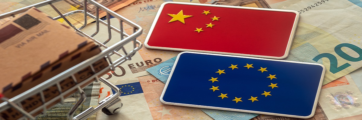 EURO contra Yuan. Banderas europeas y chinas